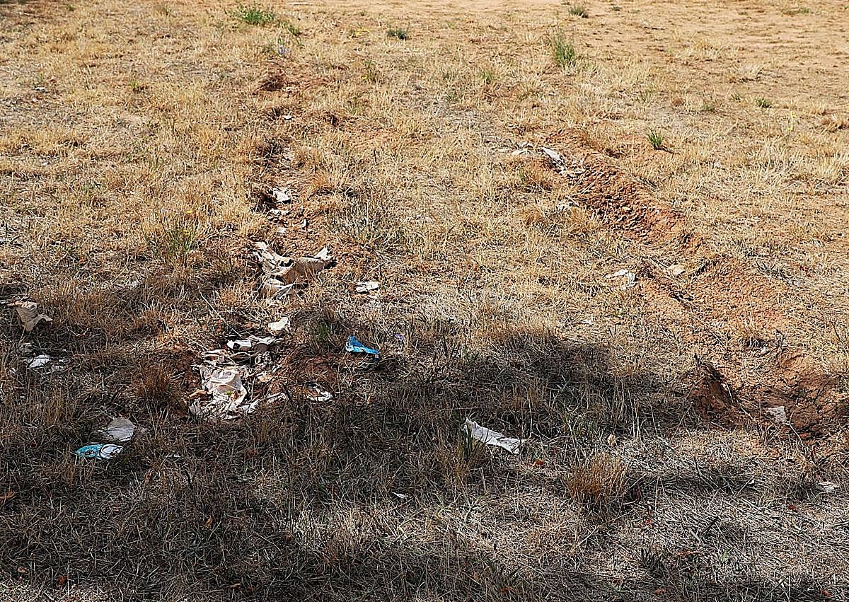 Imagen secundaria 1 - Parcela del barrio de El Crucero que causa molestias a los vecinos al ser usada de aparcamiento irregular.