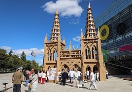 La Catedral de cartón, una instalación efímera incluida en la programación del festival Enclave de Calle.