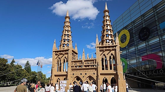 Una foto histórica y 2031 personas antes de destruir la Catedral de Burgos de cartón