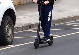 Imagen de archivo de un patinete circulando por una ciudad.