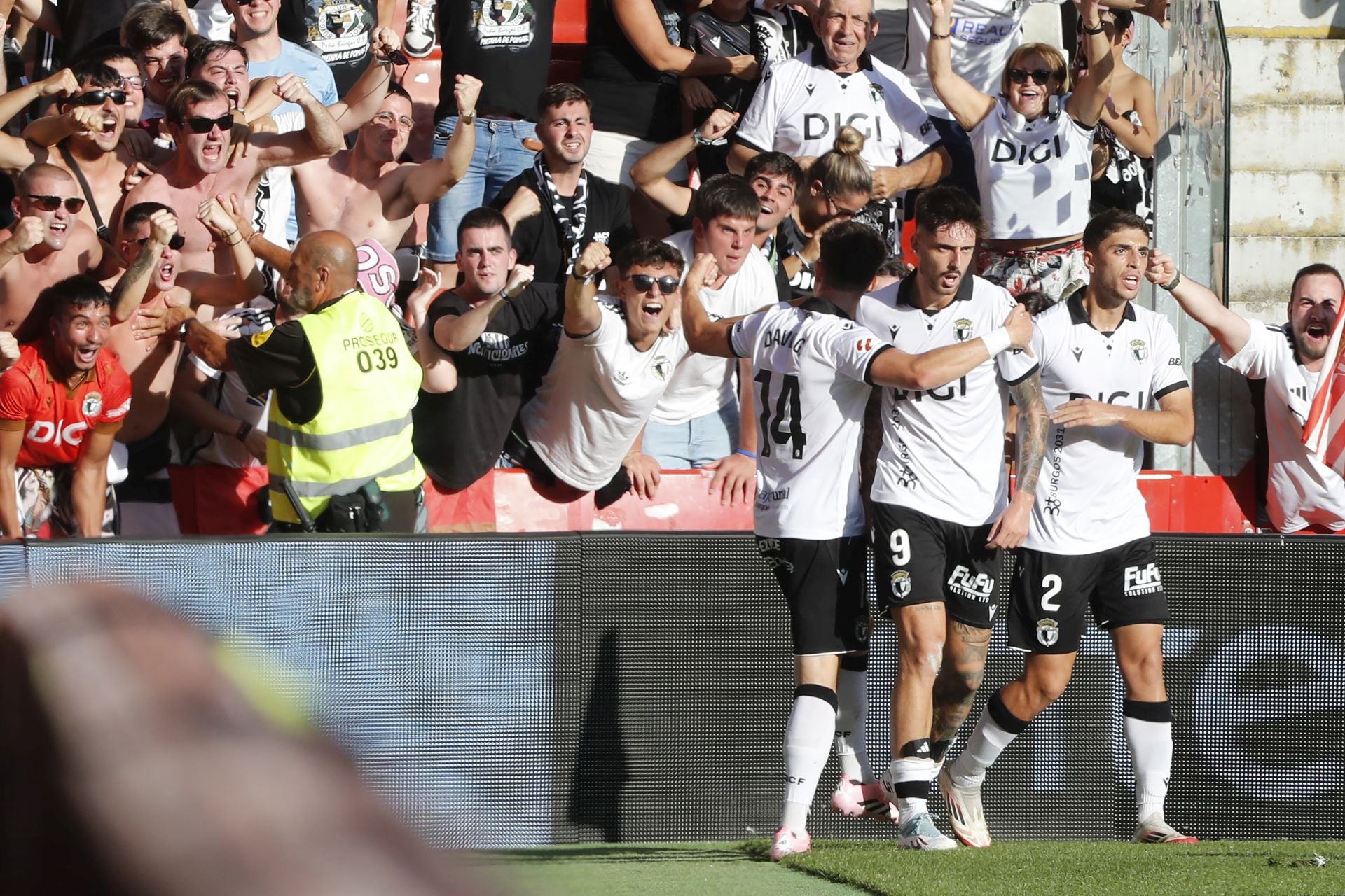Todas las imágenes del partido entre el Sporting de Gijón y el Burgos CF