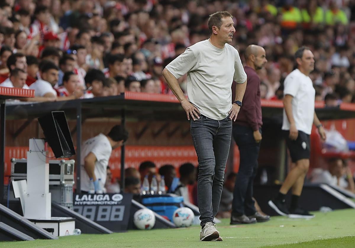 Luis Miguel Ramis en El Molinón durante el encuentro disputado entre el Real Sporting de Gijón y el Bugos CF
