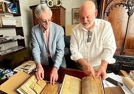 Pablo Molinero (i.) y Juanjo García, impulsores de la editorial Siloé, hojean los becerros