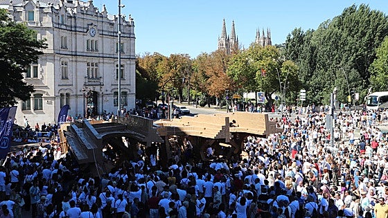 Así ha sido en imágenes la destrucción de la catedral efímera de Burgos