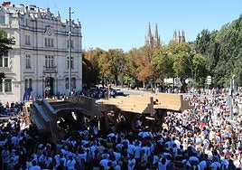 La escultura efímera de la Catedral de Burgos descansa en el suelo.