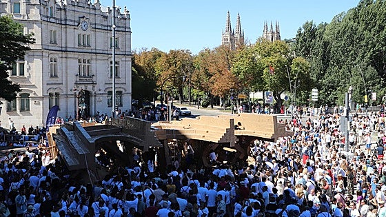 Cae la Catedral de cartón de Burgos: el arte efímero que emociona y deja huella en la ciudad