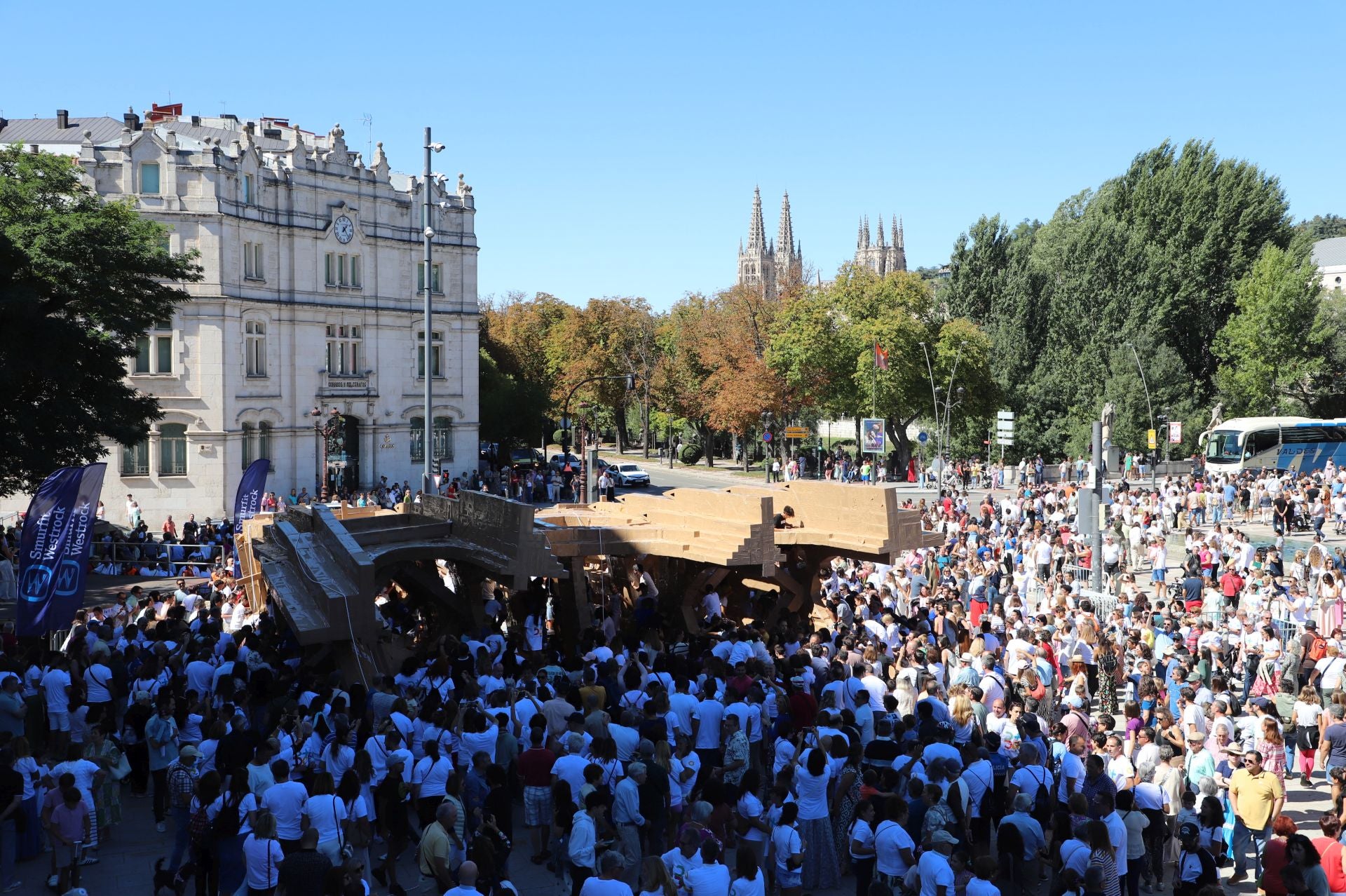 Así ha sido en imágenes la destrucción de la catedral efímera de Burgos