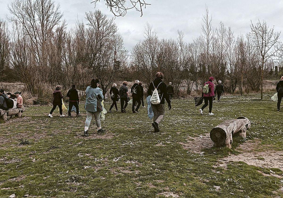 Voluntarios recogen residuos durante una jornada anterior del programa 'Basuraleza'.