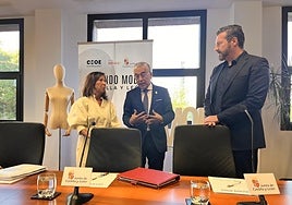 La directora de Comercio y Consumo, Maria Petit, con el delegado Roberto Saíz y el secretario de CEOE, David Esteban
