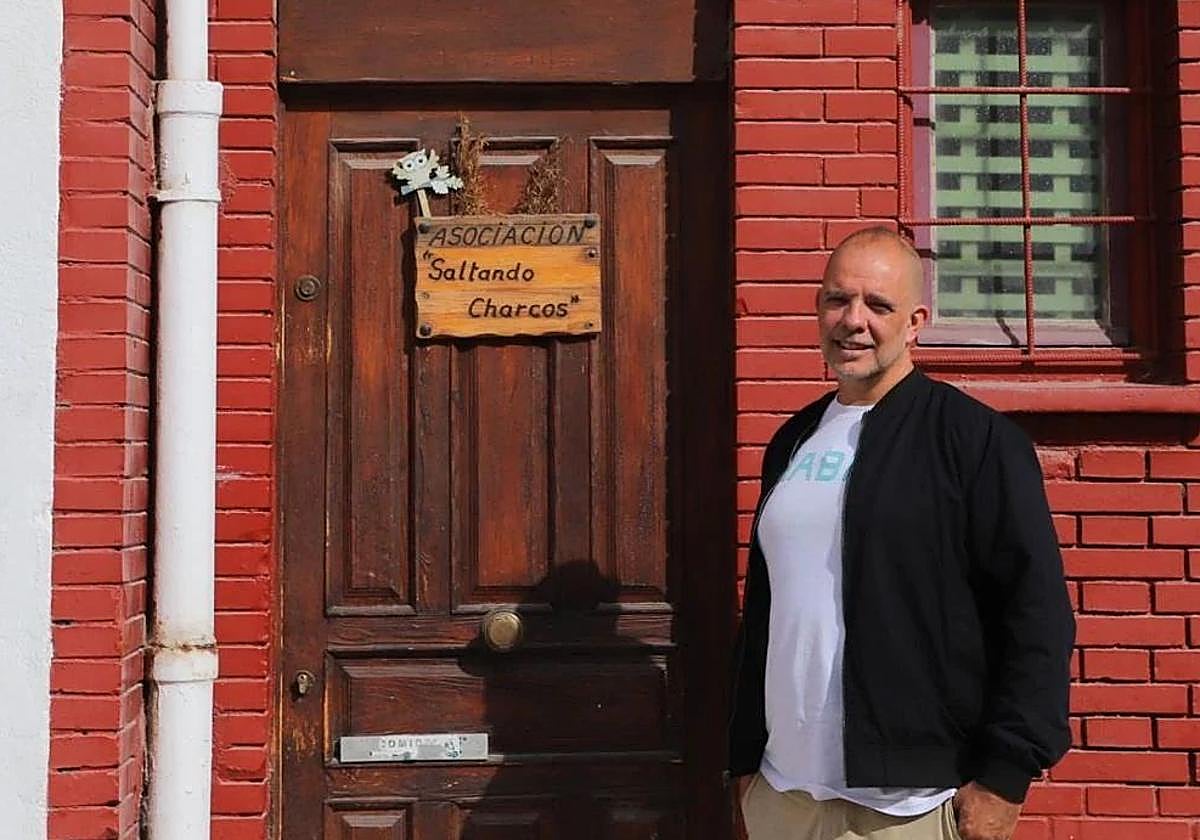 Óscar Caballero, educador social de Saltando Charcos, en la puerta de la asociación..