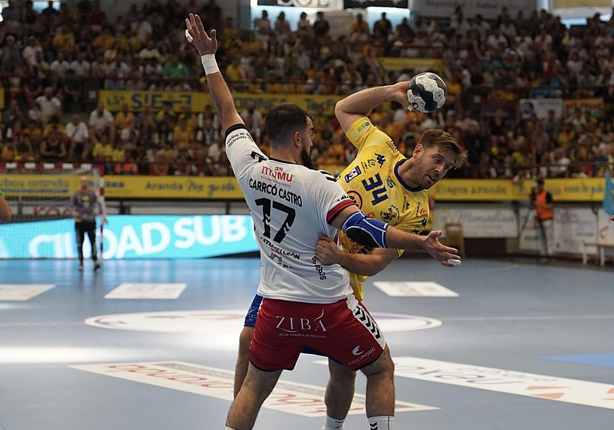 Jugadores del Tubos Aranda Villa de Aranda y del Viveros Herol BM Nava durante el encuentro