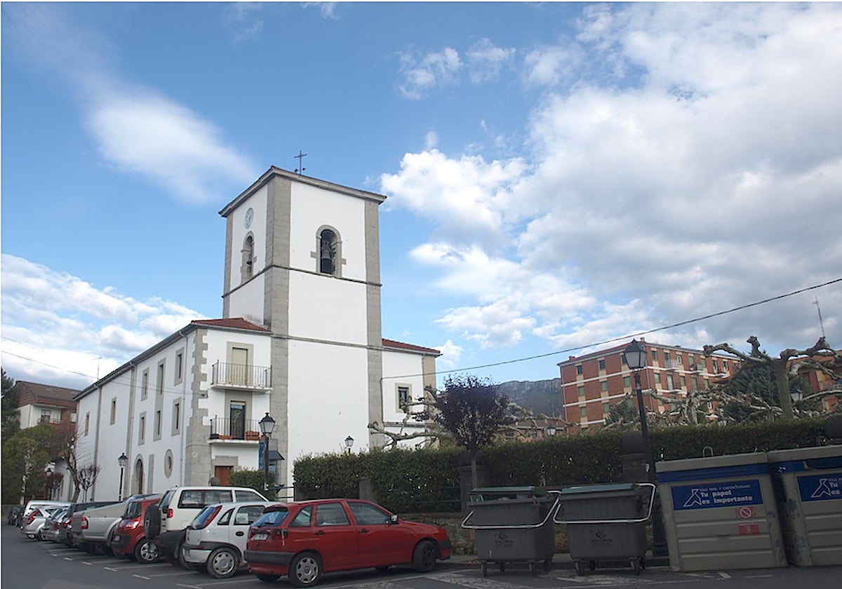 Contenedores junto a la iglesia de Villasana de Mena.