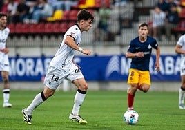 David conduce una pelota en el partido frente al FC Andorra.