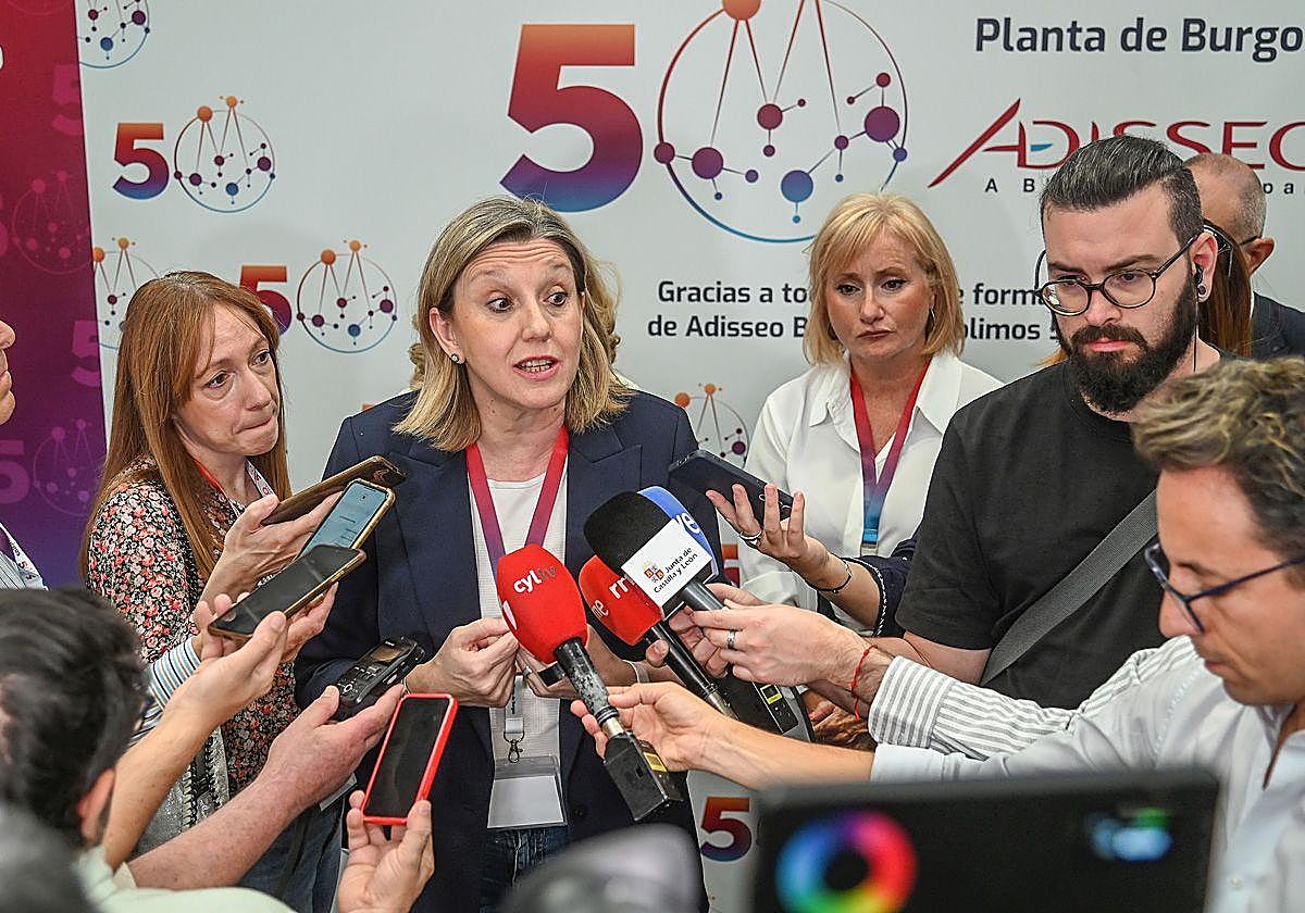 La vicepresidenta de la Junta de Castilla y León y consejera de Familia e Igualdad de Oportunidades, Isabel Blanco, ante los medios de comunicación.