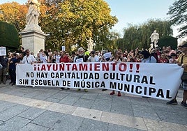 Centenares de personas se han dado cita en El Espolón.