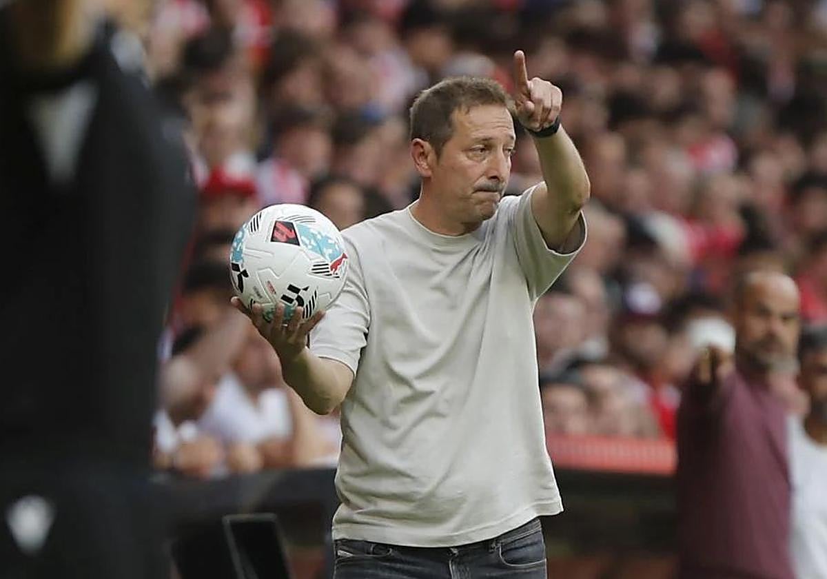 Ramis, en el área técnica de El Molinón.