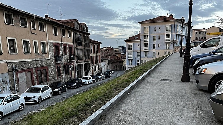 Estudian implantar aparcamientos de zona verde en el Casco Alto de Burgos