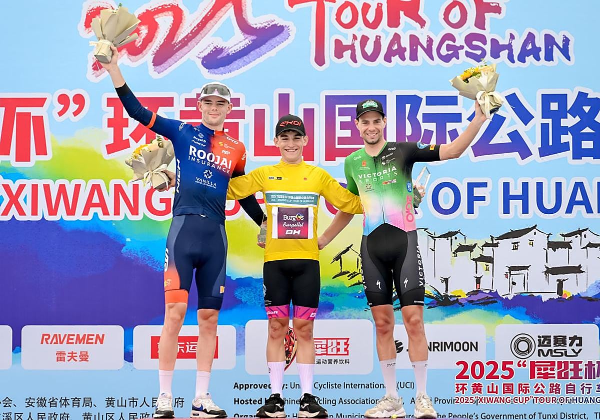 Daniel Cavia, con el maillot amarillo de la general.