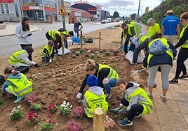 Los volutnarios han creado nuevas zonas verdes en el polígono.