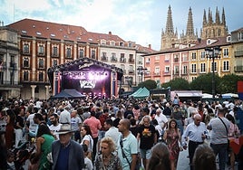 El concierto de Sanguijuelas del Guadiana llenó la Plaza Mayor.