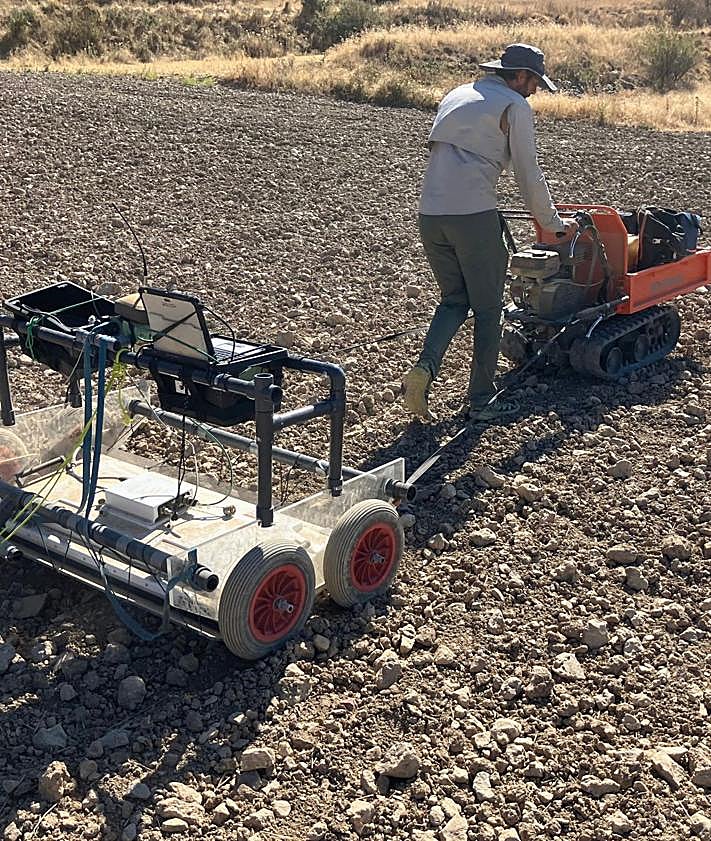 Imagen secundaria 2 - Trabajos con el georradar en la ciudad celtíbera burgalesa de Klounioq.