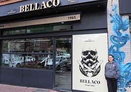 Tamar Losantos, barbera y regente de Bellaco, frente a su local.