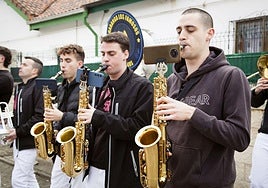 La charanga Los Famosos amenizará la fiesta.