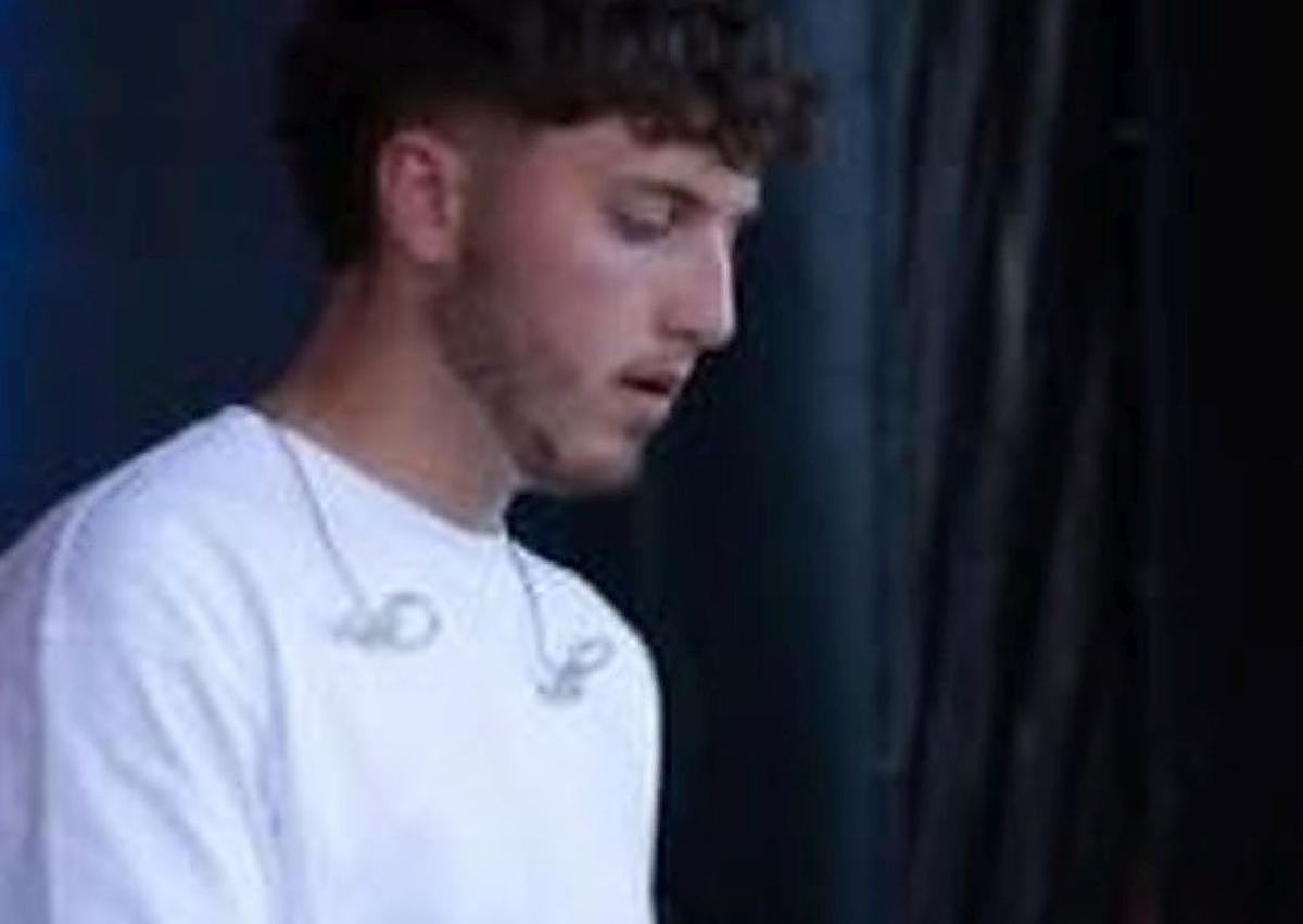 Imagen secundaria 1 - Arriba, el grupo Ascua y a la izda. el Dj Hugo Fraile. 