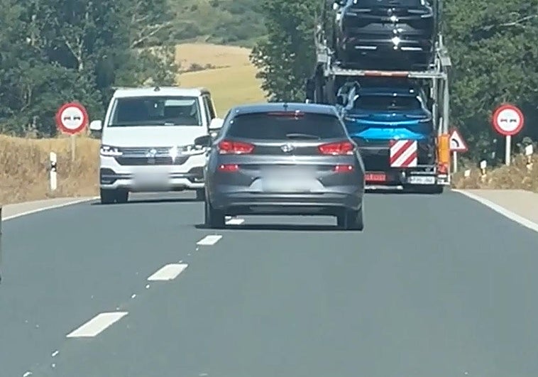 Imagen del conductor fuera de su carril.