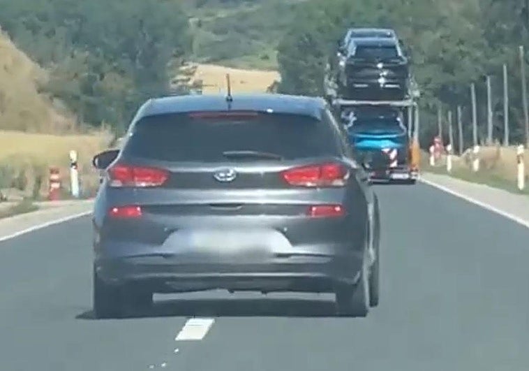 Imagen del conductor fuera de su carril.