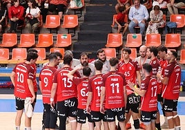 Los jugadores del UBU San Pablo escuchan las indicaciones de su entrenador Jorge Berzosa.