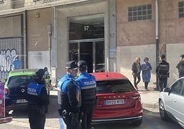 Bomberos, Policía Local y Nacional de Burgos en el portal donde se ha incendiado una vivienda.