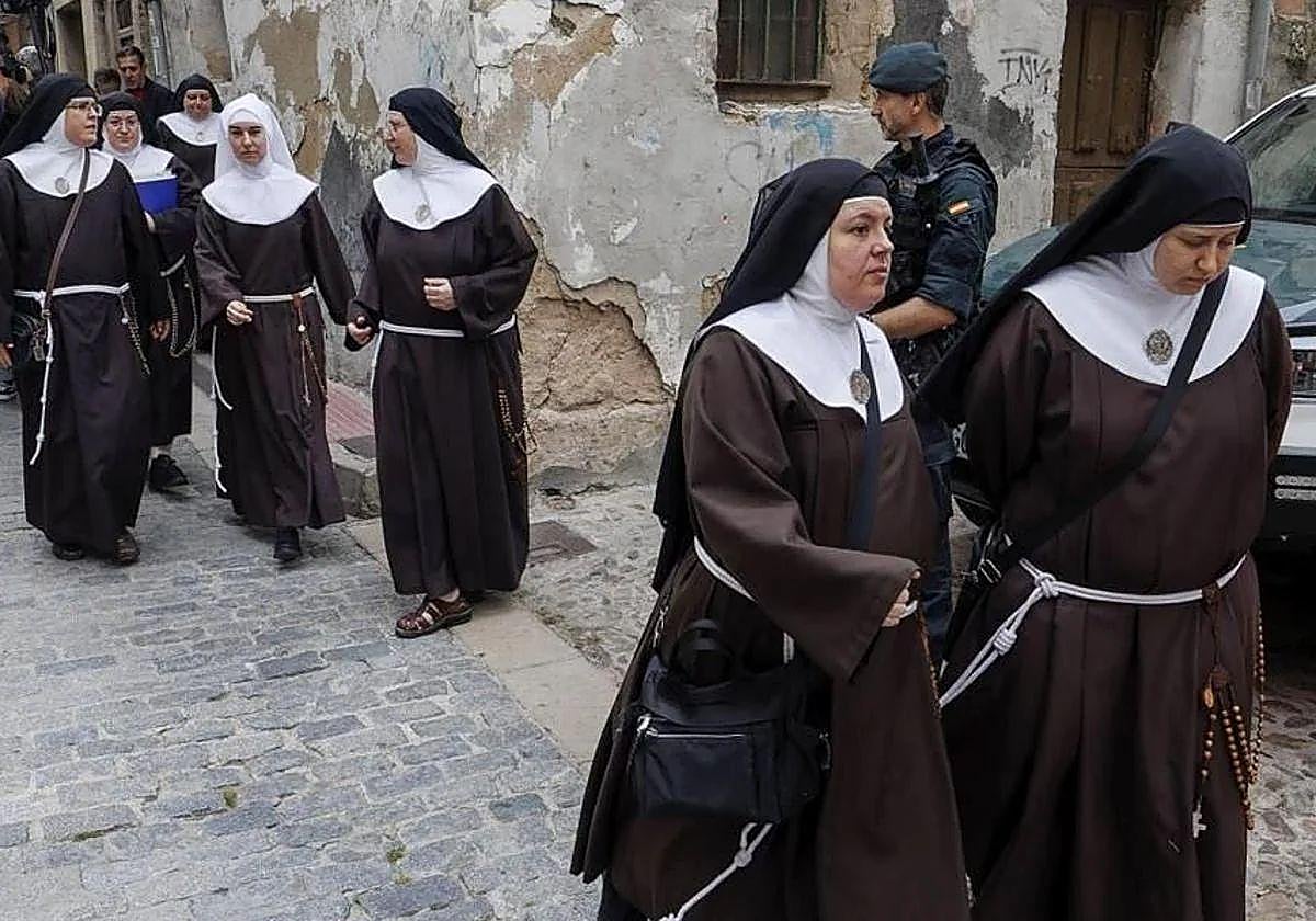 Las monjas cismáticas de Belorado en las inmediaciones del juzgado de Briviesca.