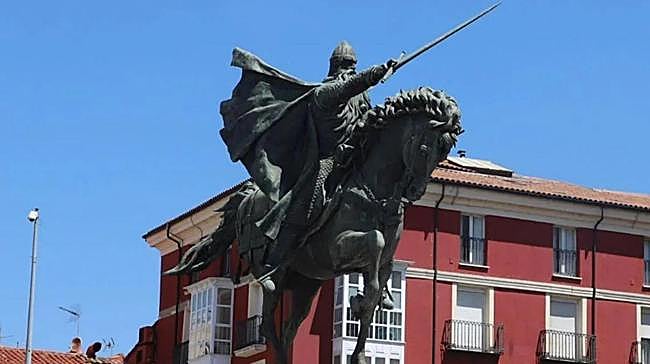 ¿Hacia qué puente apunta la estatua del Cid en la ciudad de Burgos?