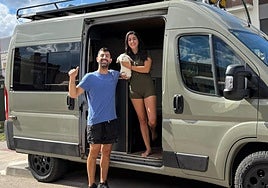 Aaron y Susana junto a su coneja, Kuki, en la furgoneta con la que viajan.