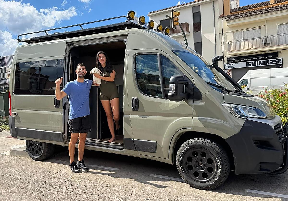 Aaron y Susana junto a su coneja, Kuki, en la furgoneta con la que viajan.