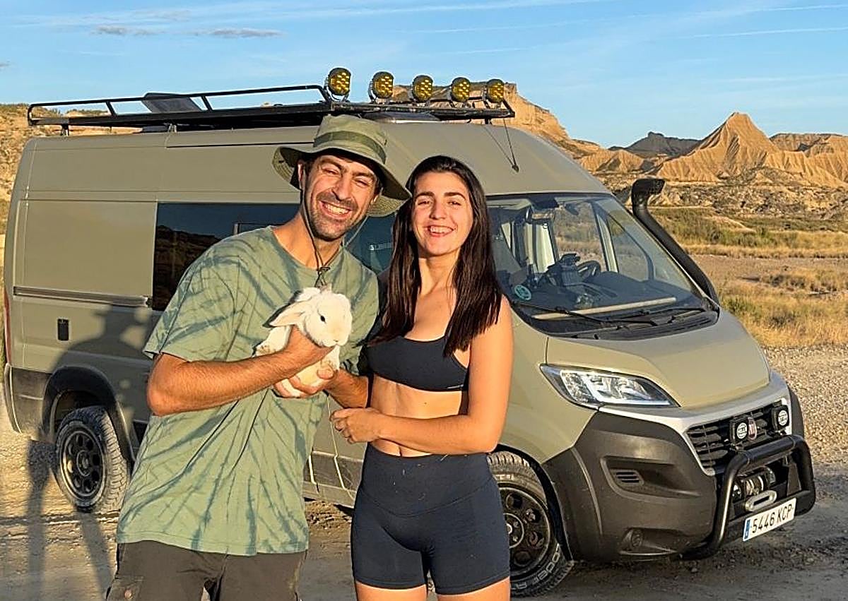 Imagen secundaria 1 - Aaron, Susana y Kuki, en la furgoneta con la que viajan.