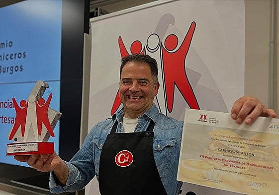 Eduardo Antón, de Carnicerías Antón, con su primer puesto de la XII edición del concurso a la mejor hamburguesa artesanal de Burgos
