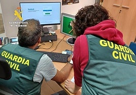 Dos agentes de la Guardia Civil de Burgos investigando dicho caso