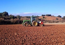 Imagen de archivo de un tractor trabajando en un campo de Burgos.
