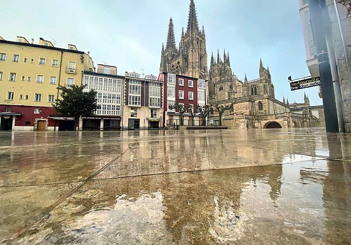 La ciudad de Burgos con la Catedral de fondo durante un día lluvioso.