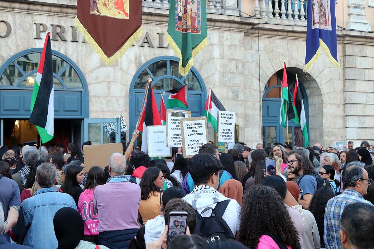 Así ha sido en imágenes la multitudinaria e improvisada manifestación por Gaza en Burgos