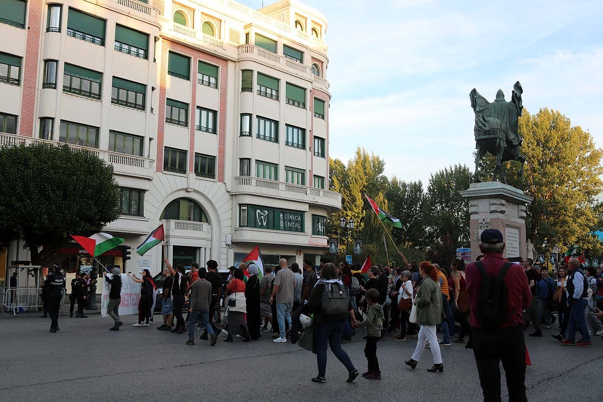 Así ha sido en imágenes la multitudinaria e improvisada manifestación por Gaza en Burgos
