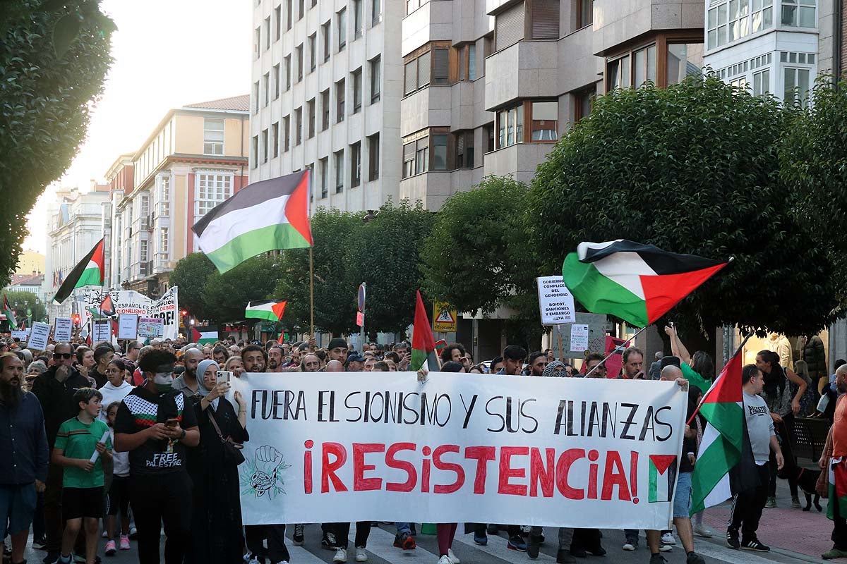 Así ha sido en imágenes la multitudinaria e improvisada manifestación por Gaza en Burgos