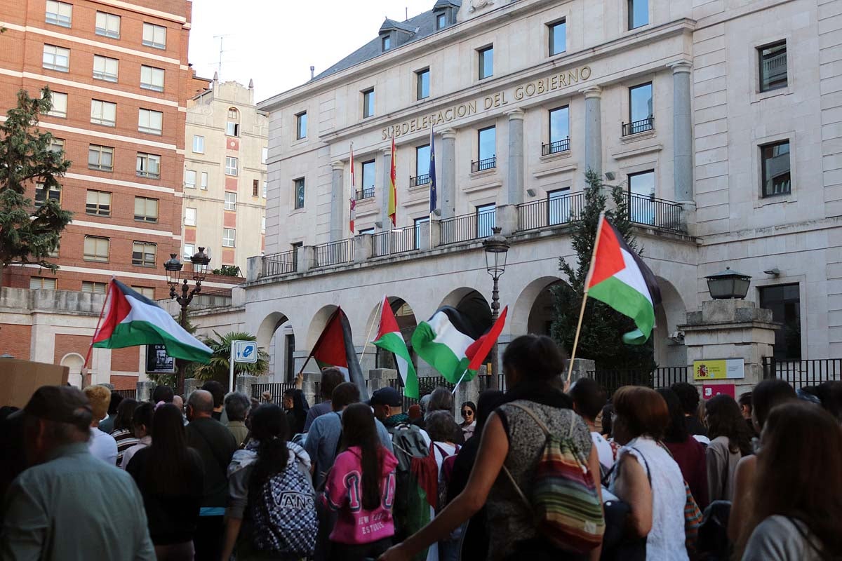 Así ha sido en imágenes la multitudinaria e improvisada manifestación por Gaza en Burgos