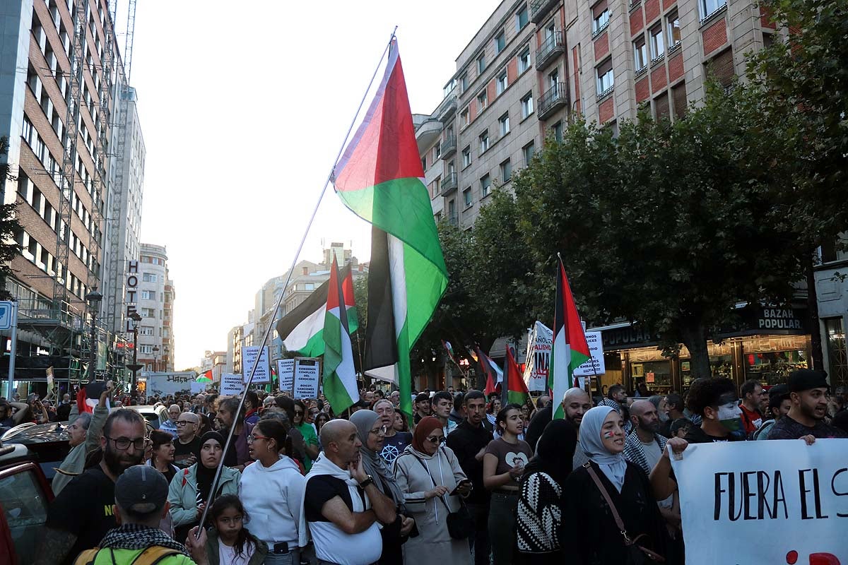 Así ha sido en imágenes la multitudinaria e improvisada manifestación por Gaza en Burgos