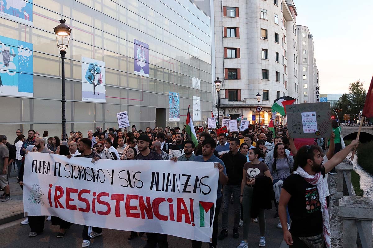 Así ha sido en imágenes la multitudinaria e improvisada manifestación por Gaza en Burgos