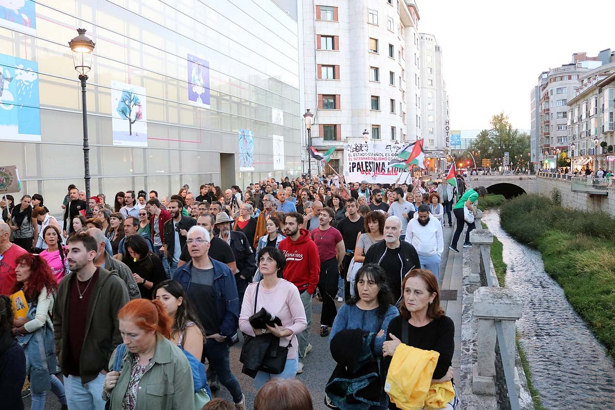 Así ha sido en imágenes la multitudinaria e improvisada manifestación por Gaza en Burgos