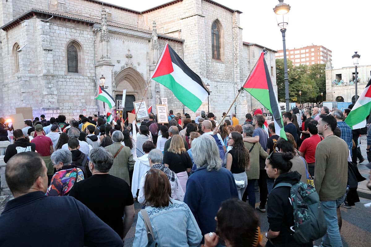 Así ha sido en imágenes la multitudinaria e improvisada manifestación por Gaza en Burgos