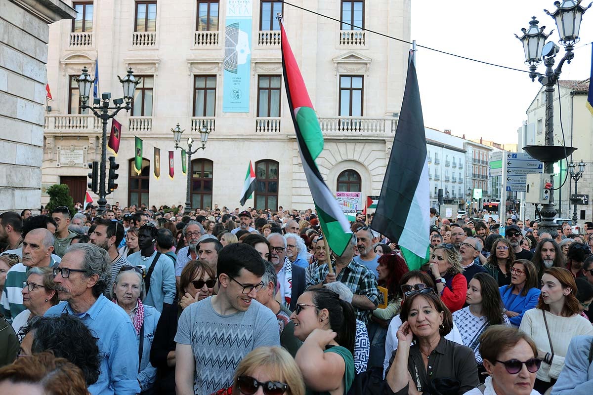 Así ha sido en imágenes la multitudinaria e improvisada manifestación por Gaza en Burgos